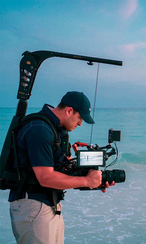 man_with_camera_on_the_beach